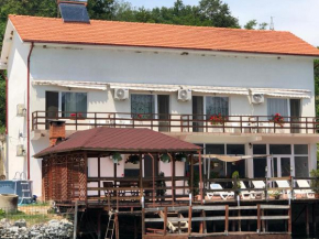 Гостиница Casa Adrian  Эселнита